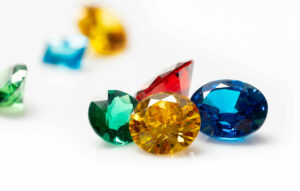 Farbedelsteine drapiert auf weißer Oberflaeche