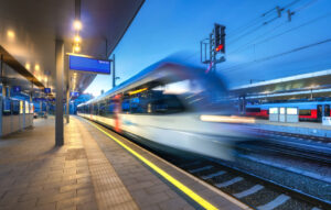 Bahnhof Graz Zug faehrt auf Bahnsteig ein